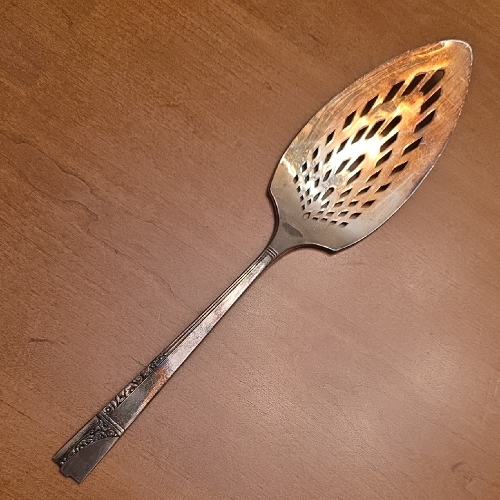 Oneida Silver Pierced Pie / Cake Server Grenoble Pattern